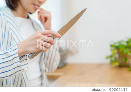 指を切る女性　キッチン　包丁 99202152