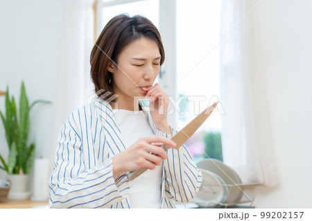 指を切る女性 キッチン 包丁 指を切る女性 キッチン 包丁 99202157