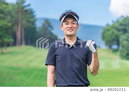 ゴルフ場でゴルフをするゴルファーの男性(ガッツポーズ) ゴルフ場でゴルフをするゴルファーの男性(ガッツポーズ) 99202221