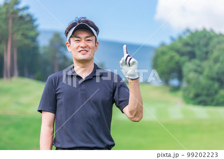 ゴルフ場でゴルフをするゴルファーの男性(ポイント) ゴルフ場でゴルフをするゴルファーの男性(ポイント) 99202223