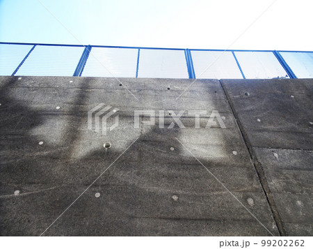 コンクリート壁のセパ穴が塞がれていない様子と水抜き穴 99202262