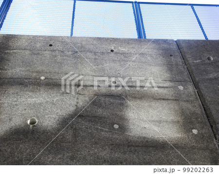 コンクリート擁壁のセパ穴が塞がれていない様子と水抜き穴 99202263