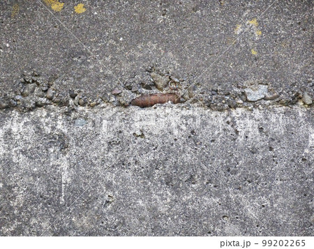 コンクリート壁の鉄筋が露出している様子 99202265