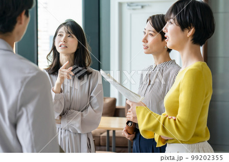 ビジネス ディスカッション 円陣 ビジネス ディスカッション 円陣 99202355