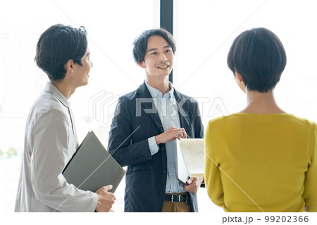 ビジネス　カジュアル　会話 99202366