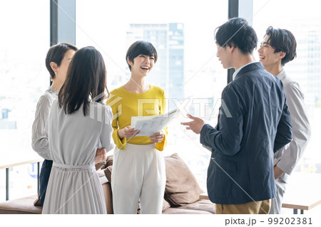 ビジネス　カジュアル　会話 99202381