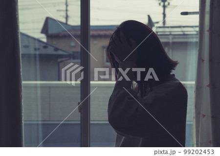 俯く女性　look down 99202453