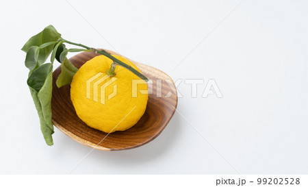 葉のついた柚子 99202528