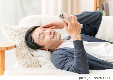 ミドル男性 スマホ 依存症 ミドル男性 スマホ 依存症 99203113