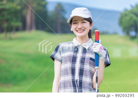 ゴルフ場でゴルフをするゴルフウェアを着たゴルファーの女性(カメラ目線) ゴルフ場でゴルフをするゴルフウェアを着たゴルファーの女性(カメラ目線) 99203295