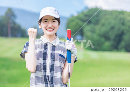 ゴルフ場でゴルフをするゴルフウェアを着たゴルファーの女性(ガッツポーズ・カメラ目線) ゴルフ場でゴルフをするゴルフウェアを着たゴルファーの女性(ガッツポーズ・カメラ目線) 99203296