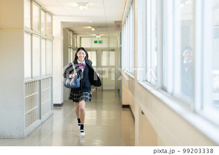 学校の廊下を走る女子高生 99203338
