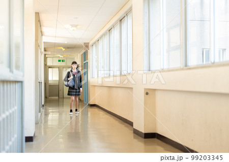 学校の廊下を走る女子高生 学校の廊下を走る女子高生 99203345