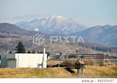 粟佐橋下流の排水施設と雪の飯綱山 99203437