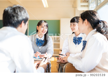 女子高生　スマホ　男子高校生 99203539