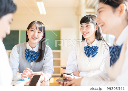 女子高生　スマホ　男子高校生 99203541