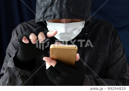 スマホを扱う犯罪者イメージ 99204820