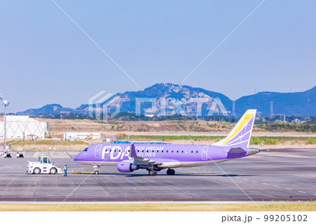 （静岡県）富士山静岡空港　茶畑を背に離陸滑走路に向かう旅客機 99205102