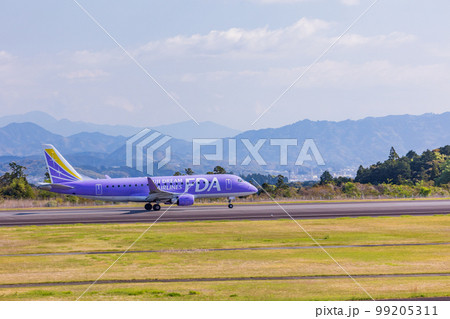 （静岡県）富士山静岡空港　離陸体制に入る旅客機 99205311