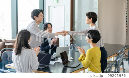 ビジネスシーン　握手　成立 99205976