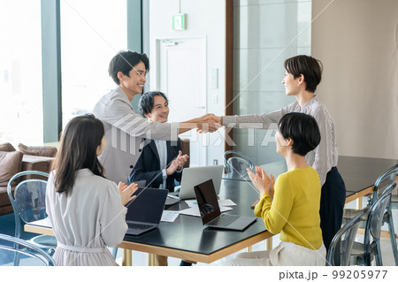 ビジネスシーン　握手　成立 99205977