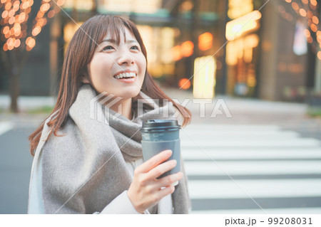 寒空の下珈琲を飲んで休憩する女性 寒空の下珈琲を飲んで休憩する女性 99208031