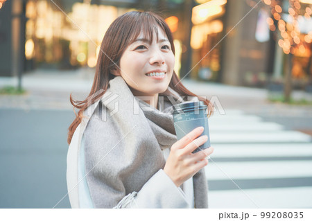 寒空の下珈琲を飲んで休憩する女性 寒空の下珈琲を飲んで休憩する女性 99208035