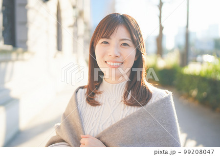 冬の屋外で微笑む女性 99208047