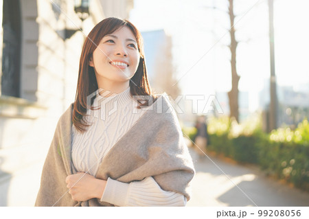 冬の屋外で微笑む女性 冬の屋外で微笑む女性 99208056