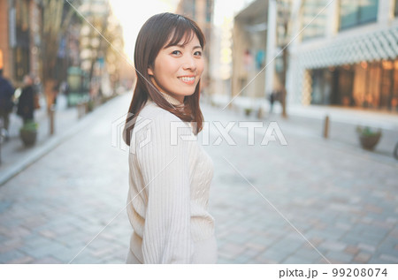 冬の屋外で微笑む女性 冬の屋外で微笑む女性 99208074