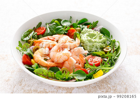 Shrimp and leafy vegetables salad with tomato, bell pepper, olive and avocado sauce 99208165