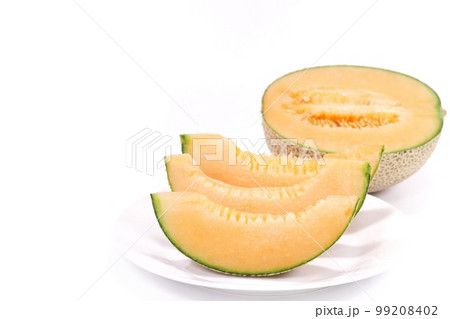 マスクメロン　赤肉　カット　デザート　明るい背景 99208402