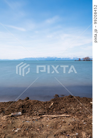 絶景が見れる湖岸に打ち上げられたペットボトル 絶景が見れる湖岸に打ち上げられたペットボトル 99208452