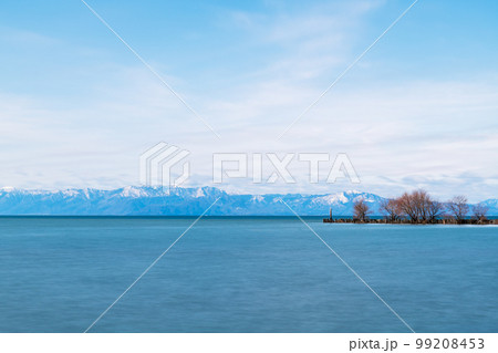 湖上に浮かぶ樹の生えた堤防 99208453