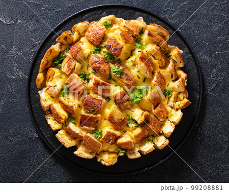 cheesy garlic bread, pull apart bread, top view 99208881
