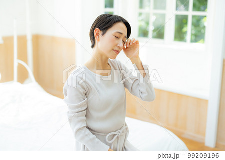 ベッドルームの女性 ベッドルームの女性 99209196