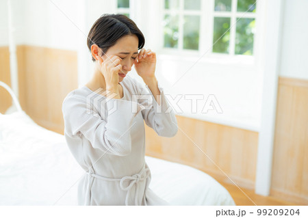 ベッドルームの女性 99209204