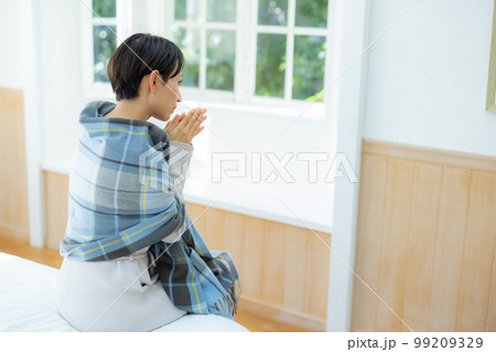 ベッドルームの女性　 99209329