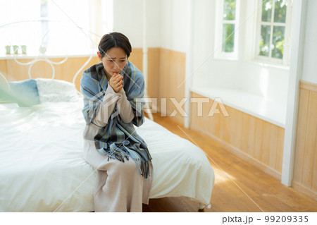 ベッドルームの女性　 99209335