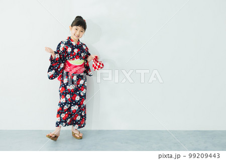 浴衣の小学生の女の子　　 99209443