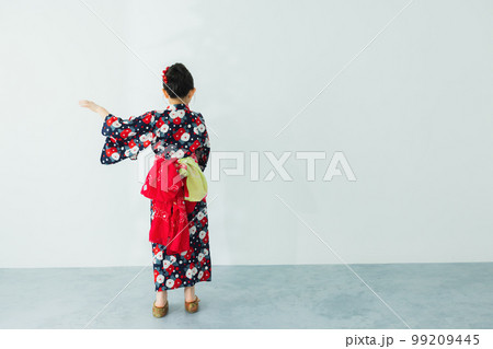 浴衣の小学生の女の子 浴衣の小学生の女の子 99209445