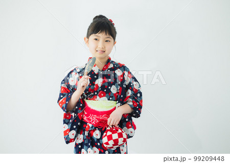 浴衣の小学生の女の子　　 99209448