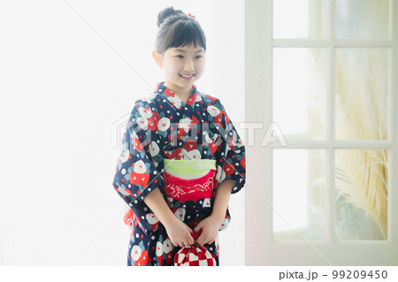 浴衣の小学生の女の子 浴衣の小学生の女の子 99209450