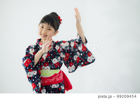 浴衣の小学生の女の子　　 99209454
