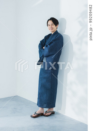 浴衣の男性　 99209482