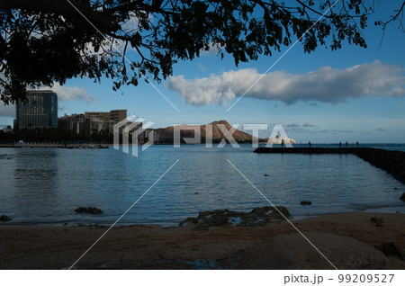 ワイキキビーチから見るダイヤモンドヘッド 99209527