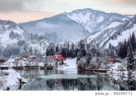 第五只見川橋梁付近の冬の只見線沿線風景(福島県金山町、2月) 第五只見川橋梁付近の冬の只見線沿線風景(福島県金山町、2月) 99209771