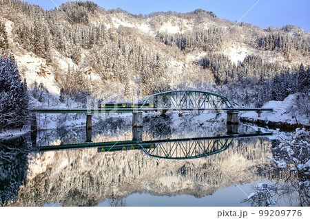 只見線　雪景色の第五只見川橋梁を渡る列車キハE120形(福島県金山町、2月) 99209776