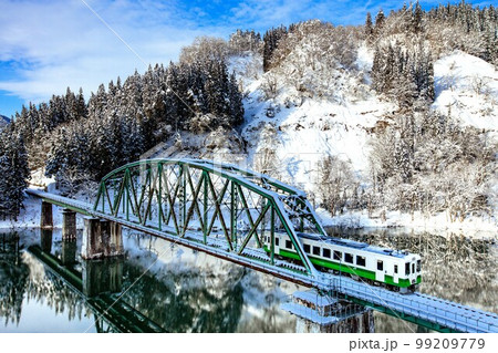只見線　雪景色の第五只見川橋梁を渡る列車キハ110系(福島県金山町、2月) 99209779