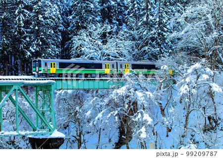 只見線 雪景色の第二只見川橋梁を渡る列車キハE120形(福島県三島町、2月) 只見線 雪景色の第二只見川橋梁を渡る列車キハE120形(福島県三島町、2月) 99209787